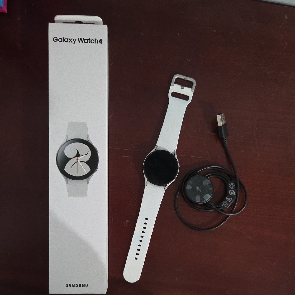 Samsung Galaxy Watch4 - Silver and Black